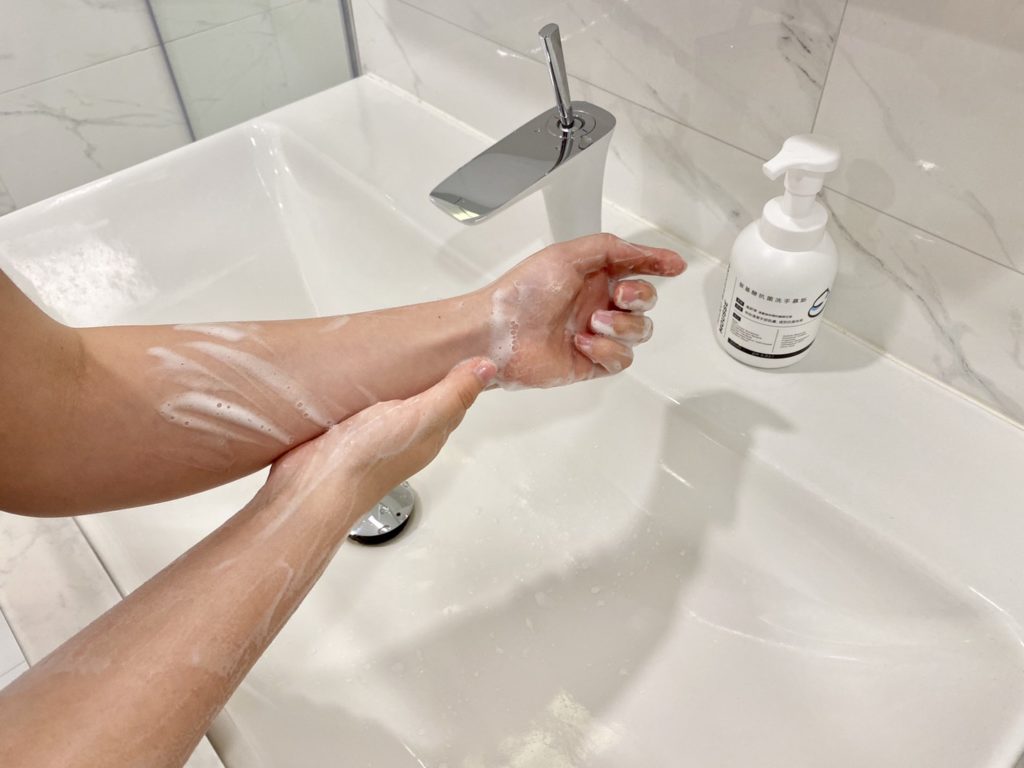 使用淨毒五郎胺基酸抗菌洗手慕斯洗手