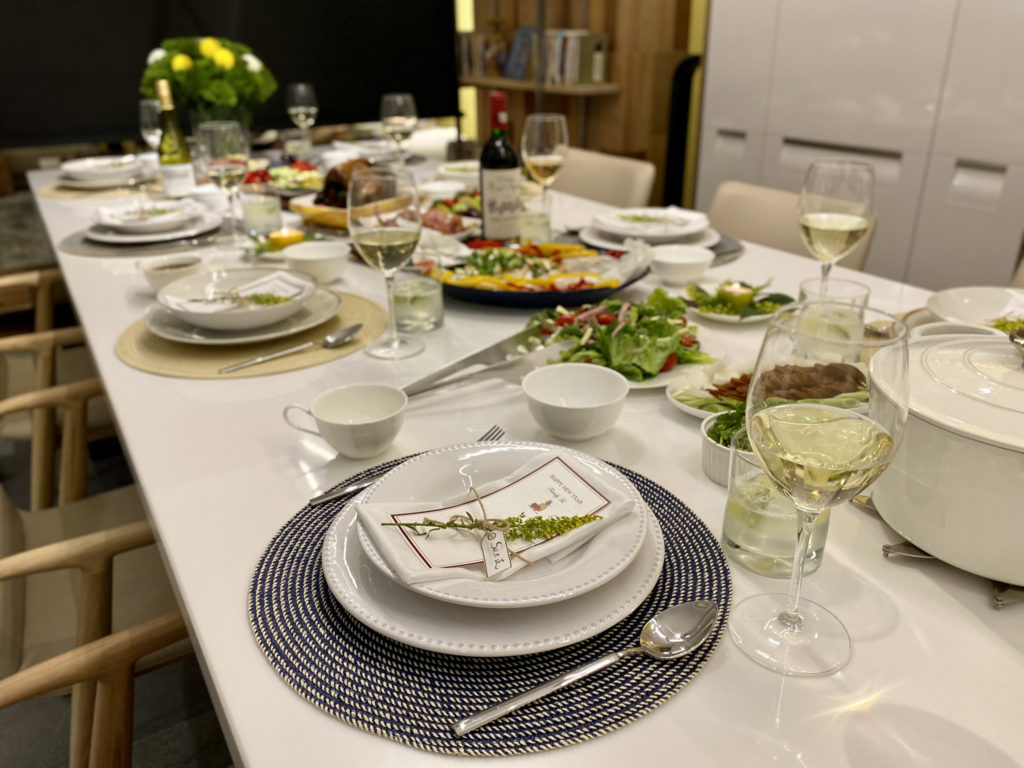 具備儀式感的西式居家餐桌佈置成果搭配豐富的除夕菜餚