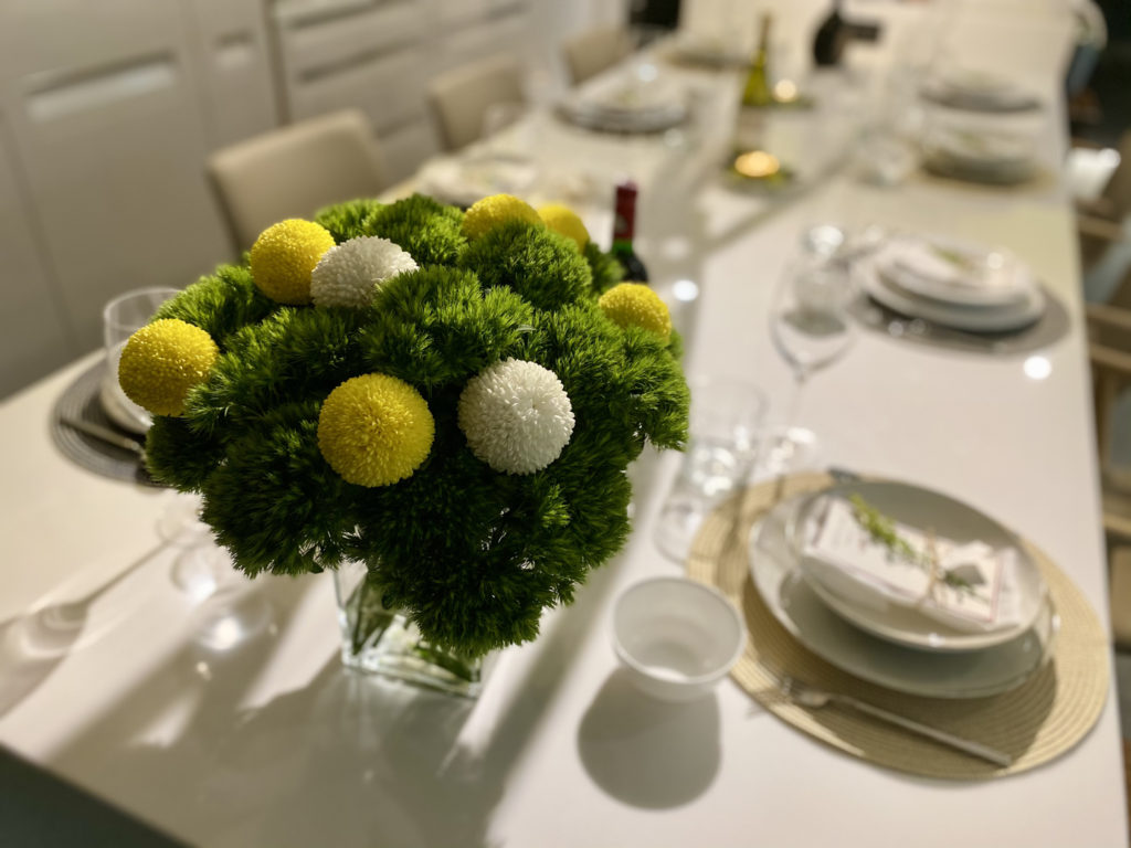 具備儀式感的西式居家餐桌佈置成果放上新鮮花卉裝飾