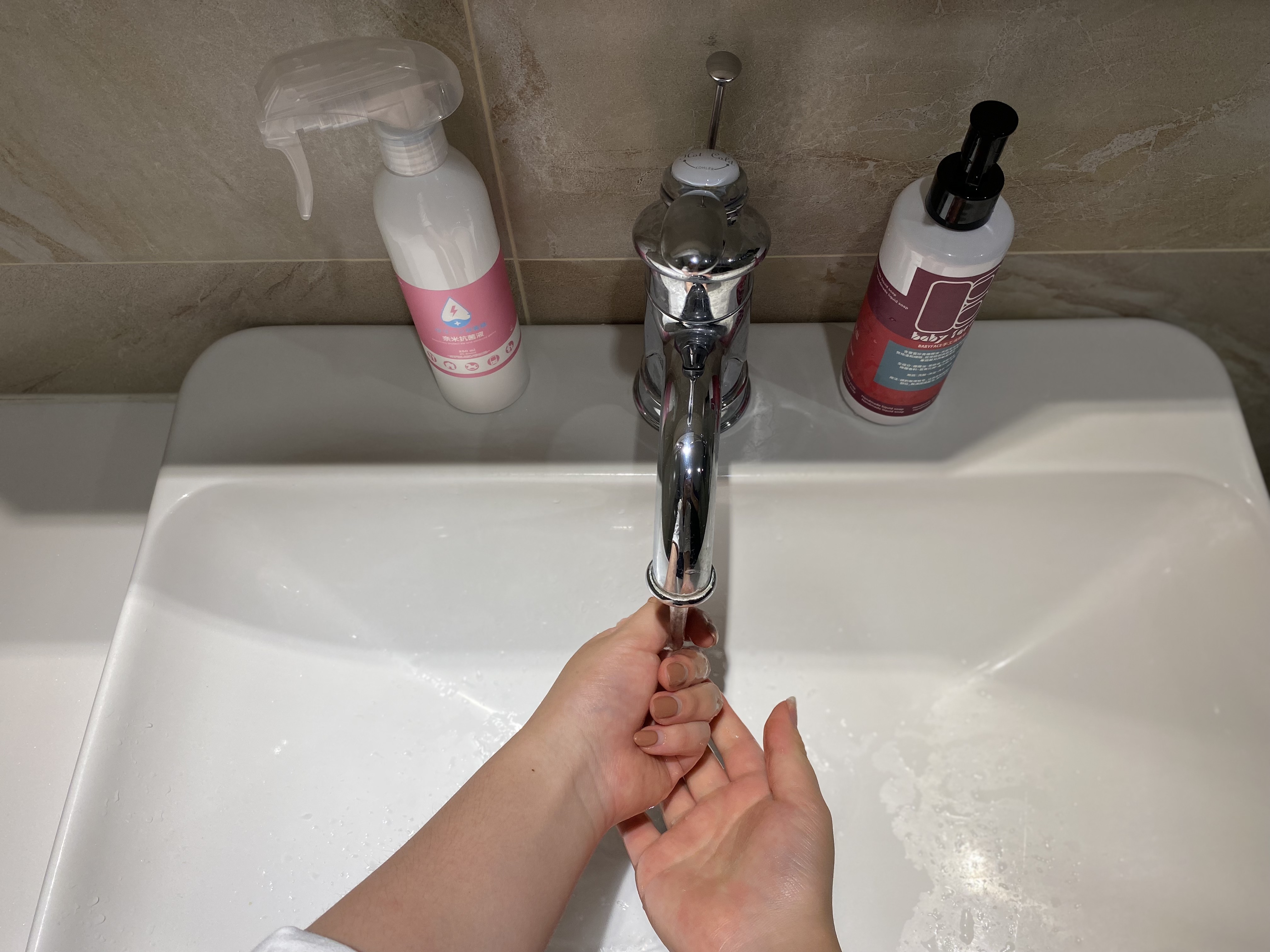 用手工橄欖液態皂徹底清潔雙手